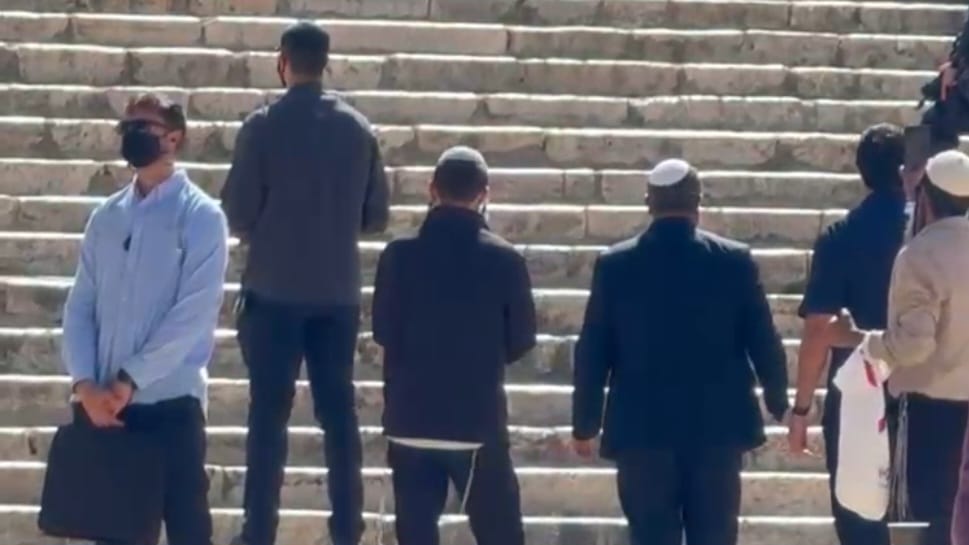 المتطرف بن غفير ومجموعة من المستعمرين يقتحمون المسجد الأقصى