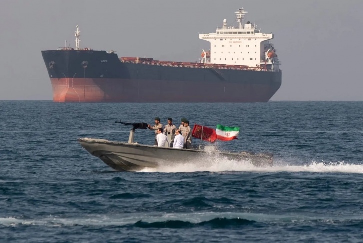 إيران تهدد بتعطيل الملاحة في الخليج إذا استمر الحصار الأميركي