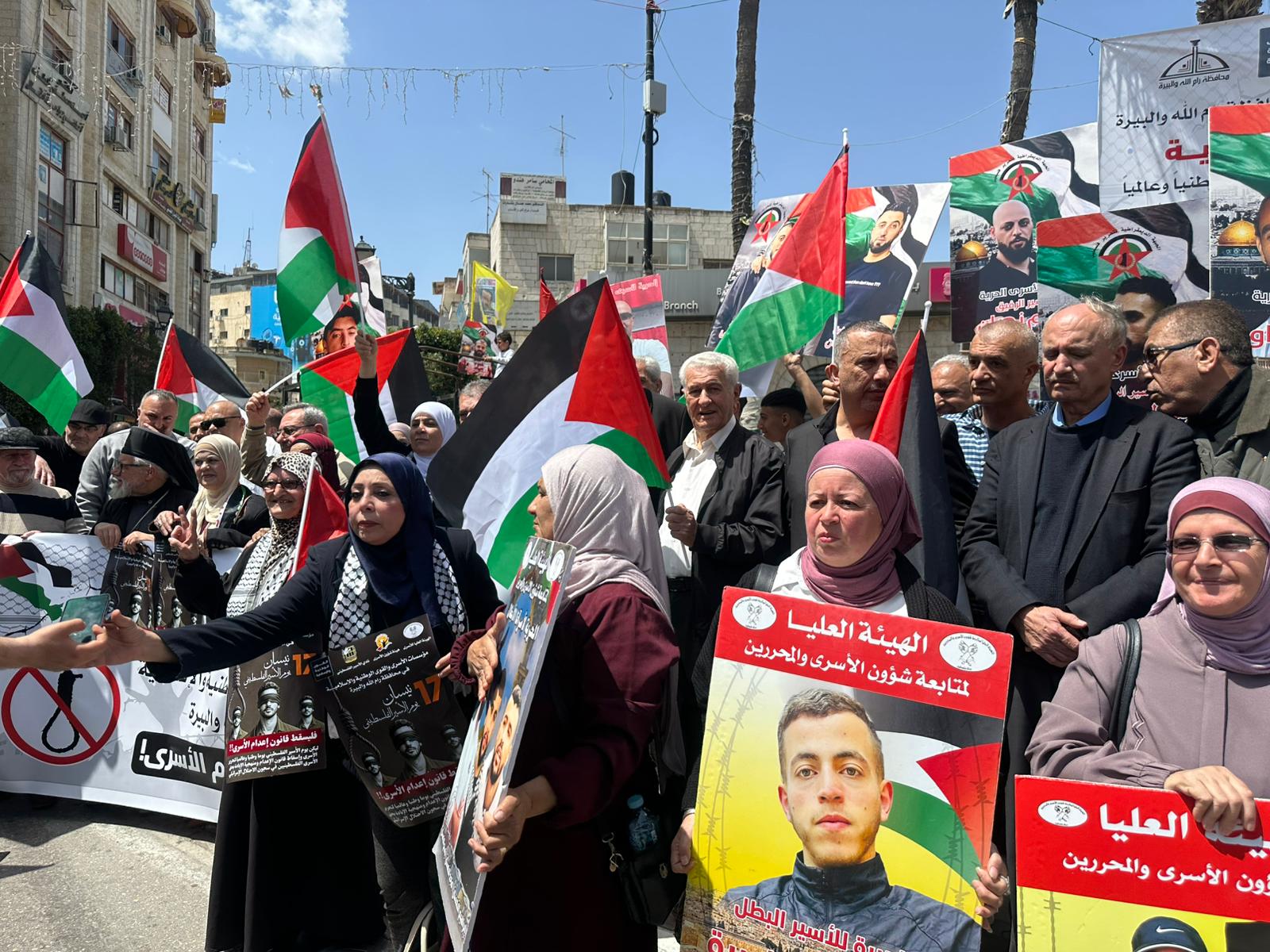 الفلسطينيون يجددون رفض قانون إعدام الأسرى