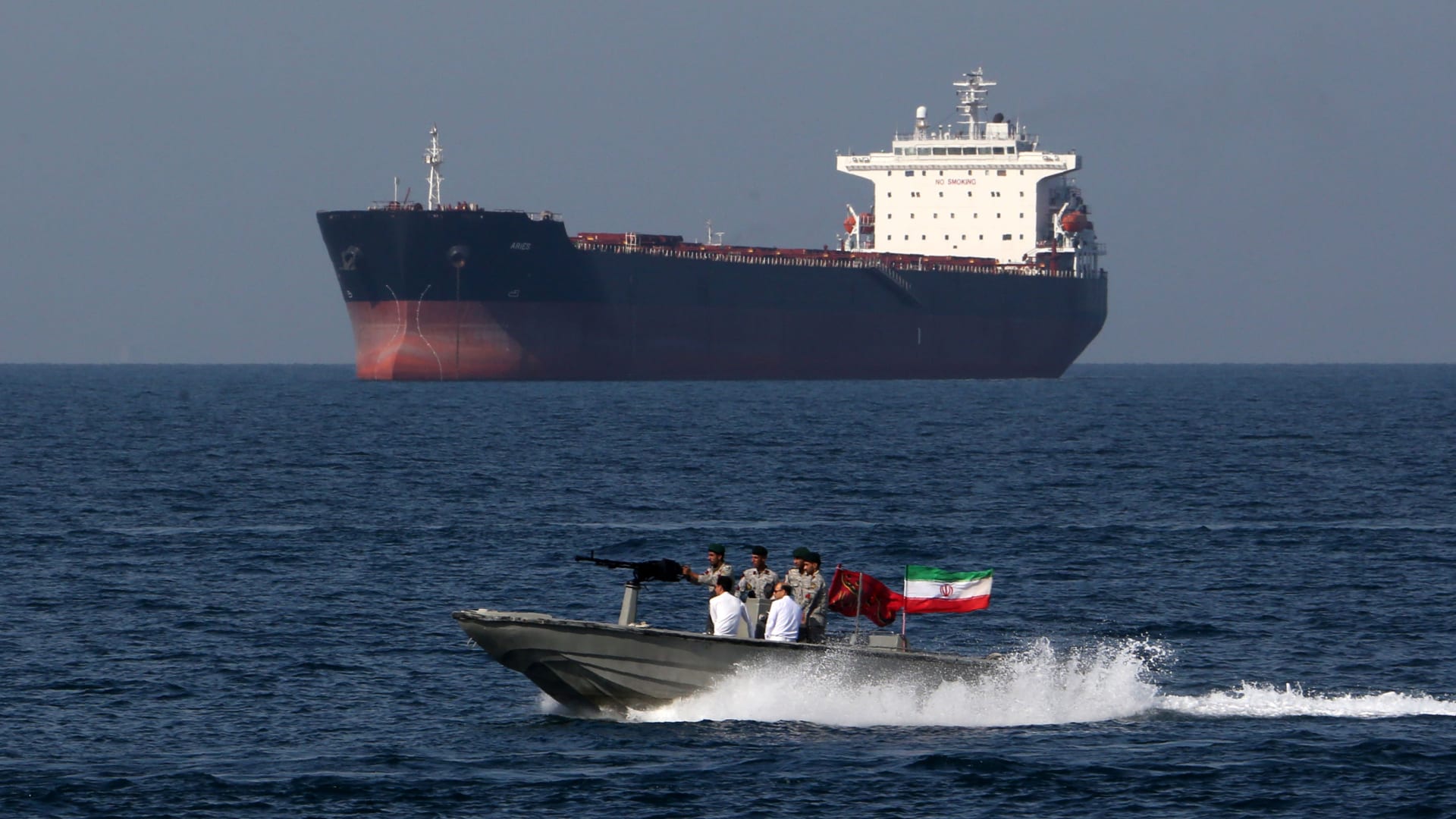 إيران: مضيق هرمز مغلق وتعترض سفناً فيه