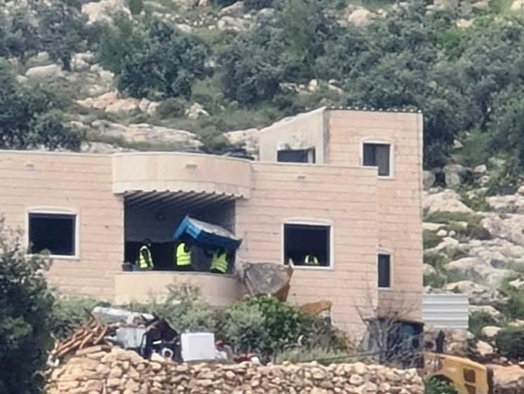 قوات الاحتلال تهدم منزلاً في بلدة ترقوميا