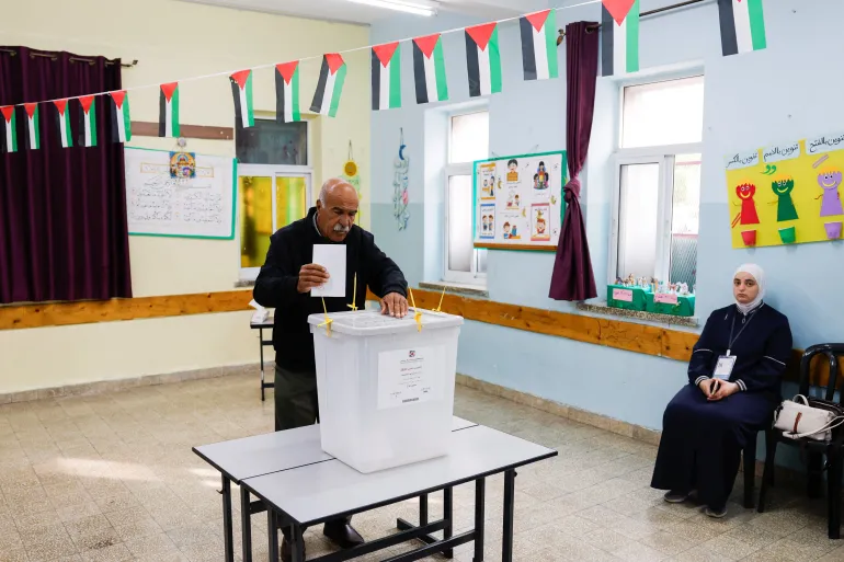 وسط منافسة محدودة.. بدء التصويت بانتخابات الضفة ودير البلح في غزة