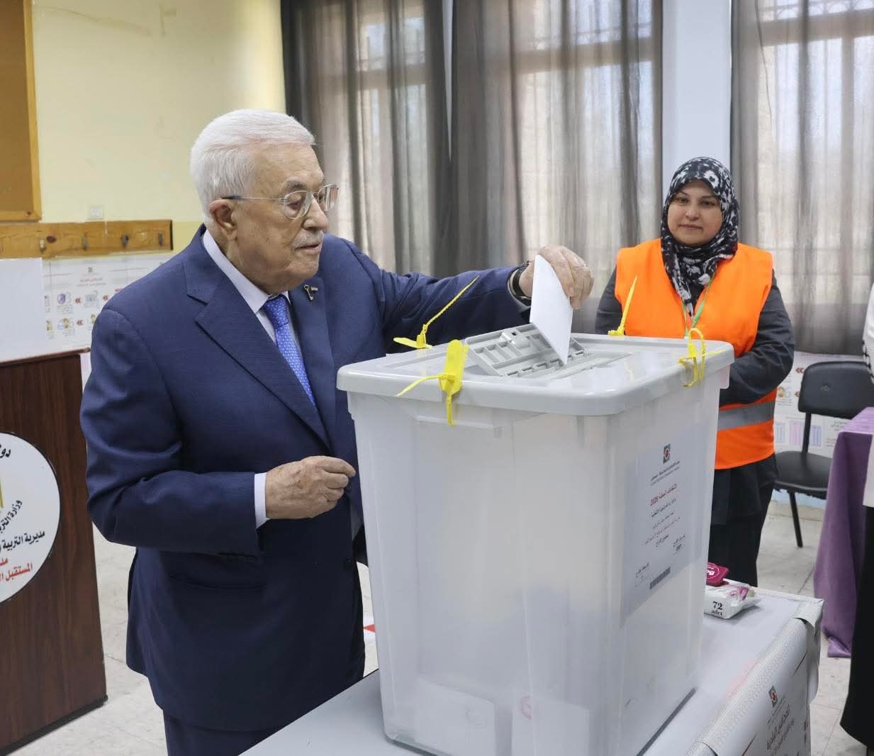 الرئيس يدلي بصوته في الانتخابات المحلية بمدينة البيرة