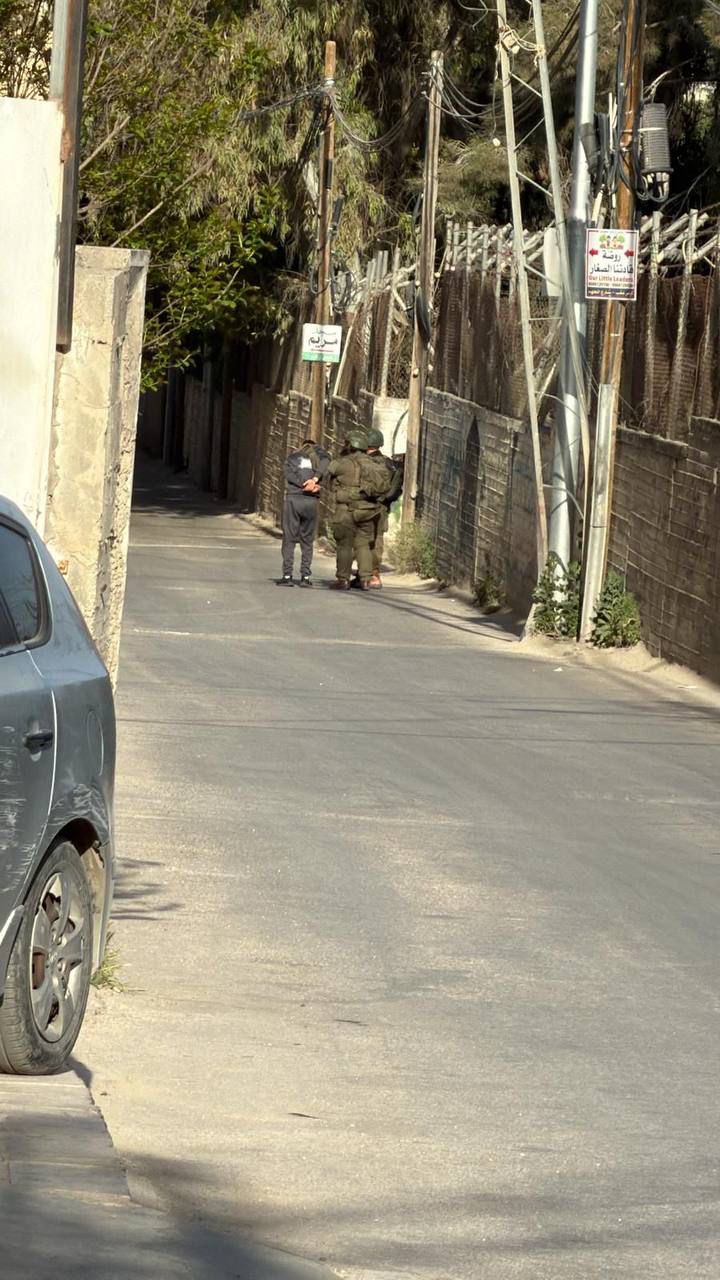 قوات الاحتلال تشن حملة اعتقالات في مخيم قلنديا وتغلق كفر عقب والرام