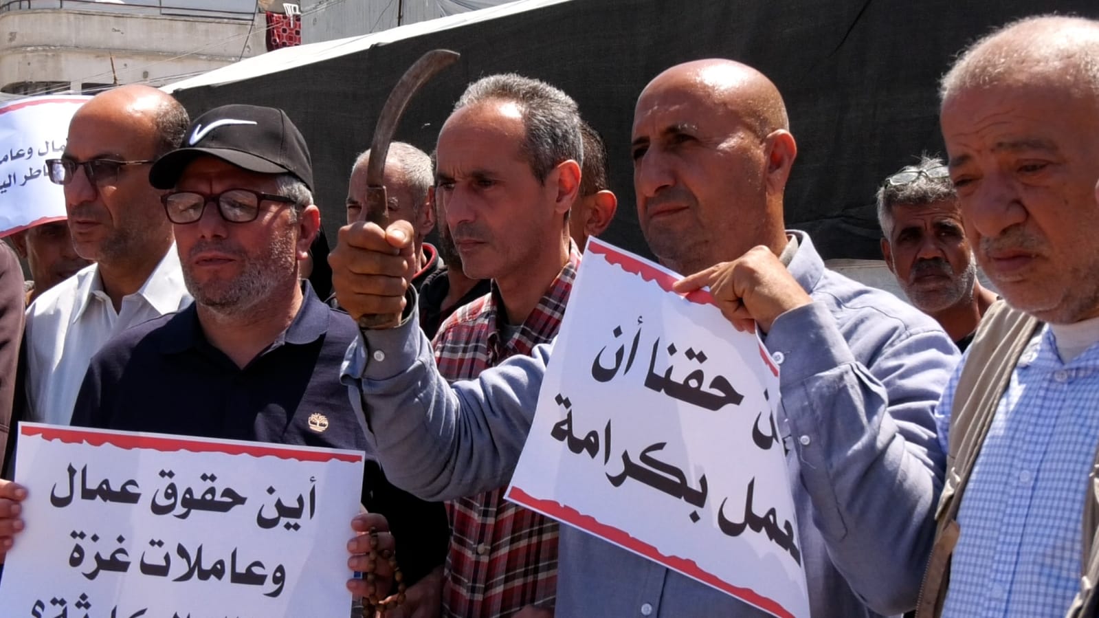 منجلٌ صدئ يصرخ تحت الركام..