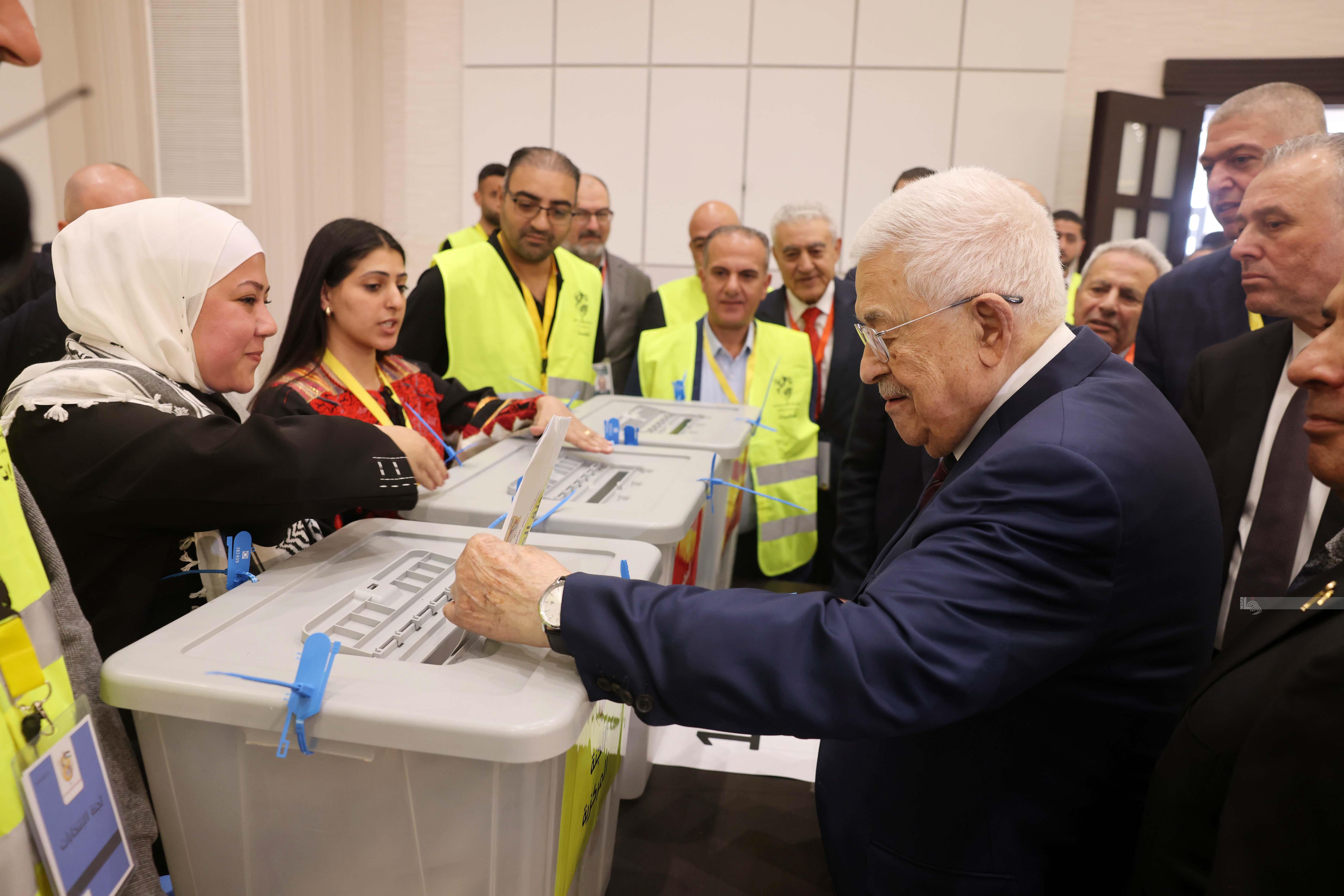 الرئيس يدلي بصوته في انتخابات "فتح"