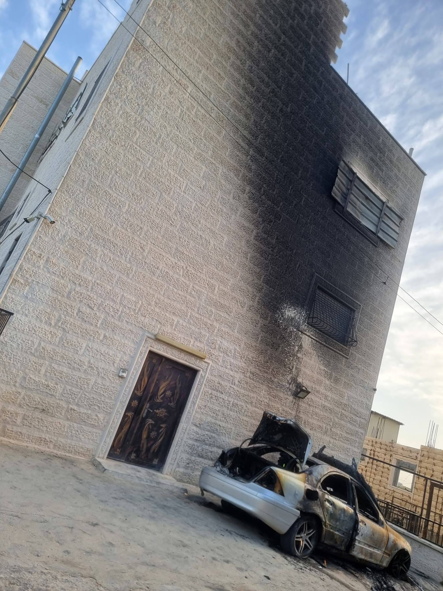مستوطون يحرقون مركبات ومنزلاً في حلحول