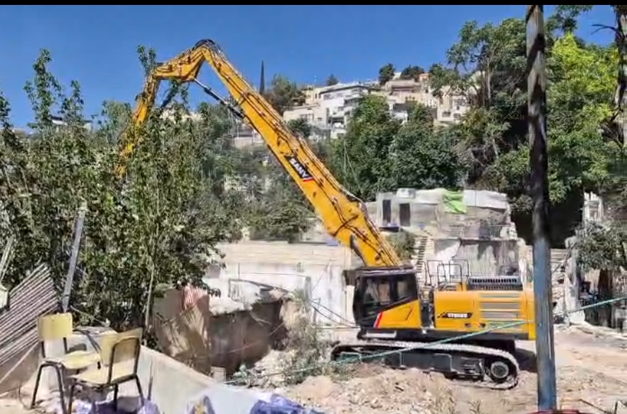 الاحتلال يهدم منزلا ومنشآت ويجرف أراضي في سلوان