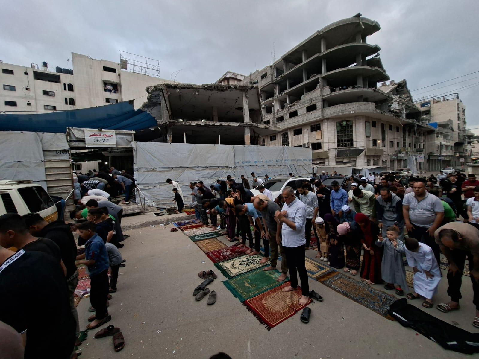 صلاة العيد على أنقاض المساجد في غزة