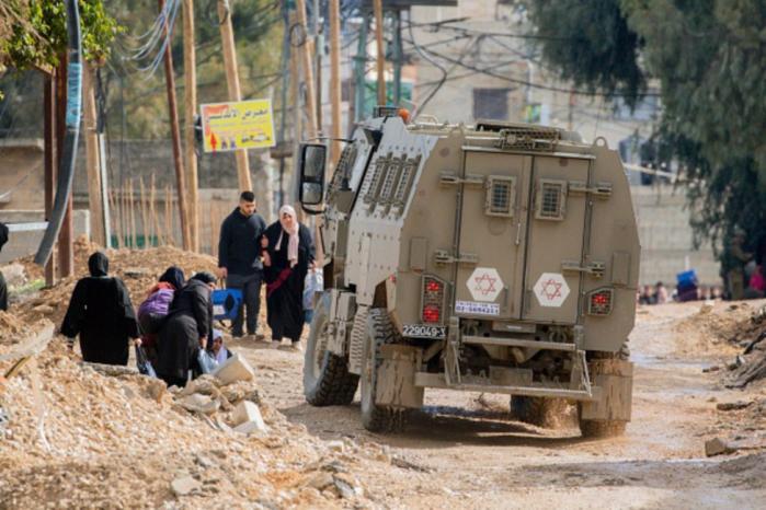 الاحتلال يمنع المواطنين من زيارة مقبرة الشهداء في مخيم جنين