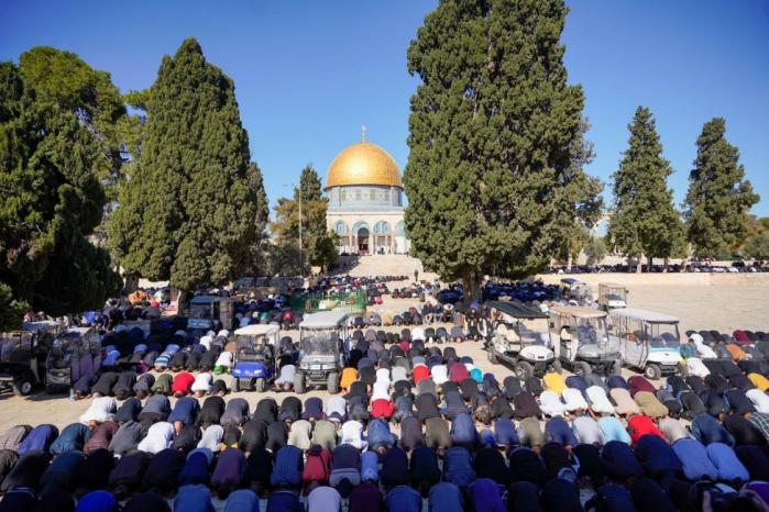 60 ألفاً يؤدون صلاة الجمعة في المسجد الأقصى