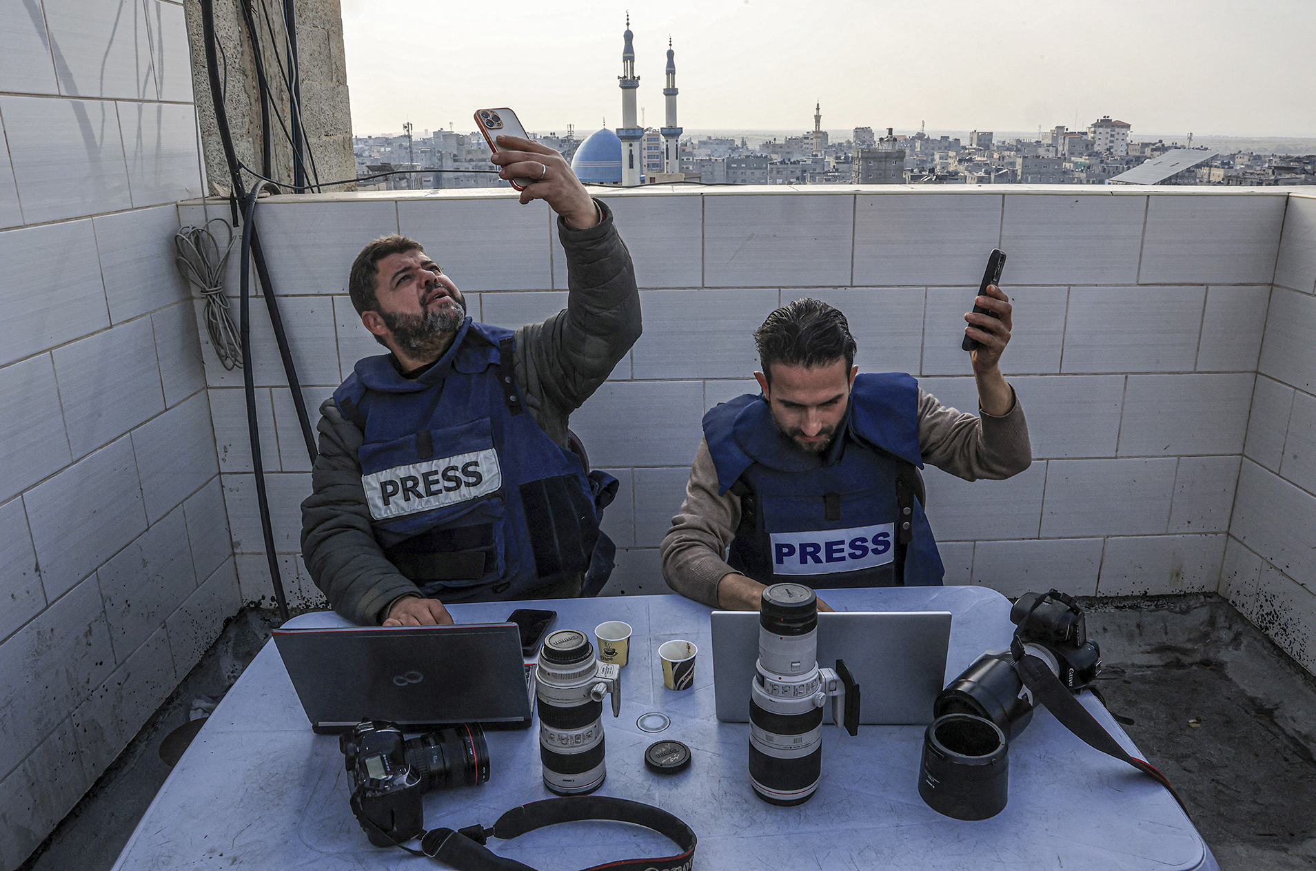 الرابطة العالمية للصحف وناشري الأخبار تمنح جائزة “القلم الذهبي” لحرية الصحافة للمصورين الصحافيين في قطاع غزة