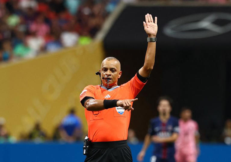 طاقم تحكيم برازيلي يقود مباراة افتتاح كأس العالم