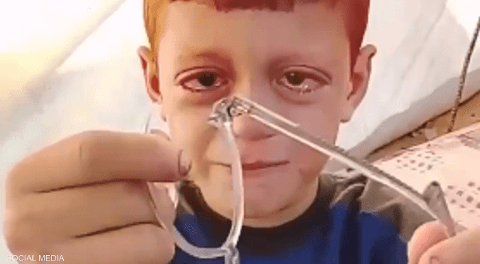 تفاصيل جديدة في قصة الطفل أيوب الذي أبكته نظارته