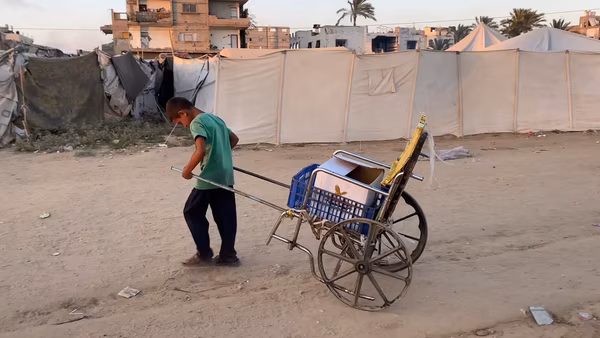 أطفال غزة.. عمالة قسرية تحت وطأة الحرب