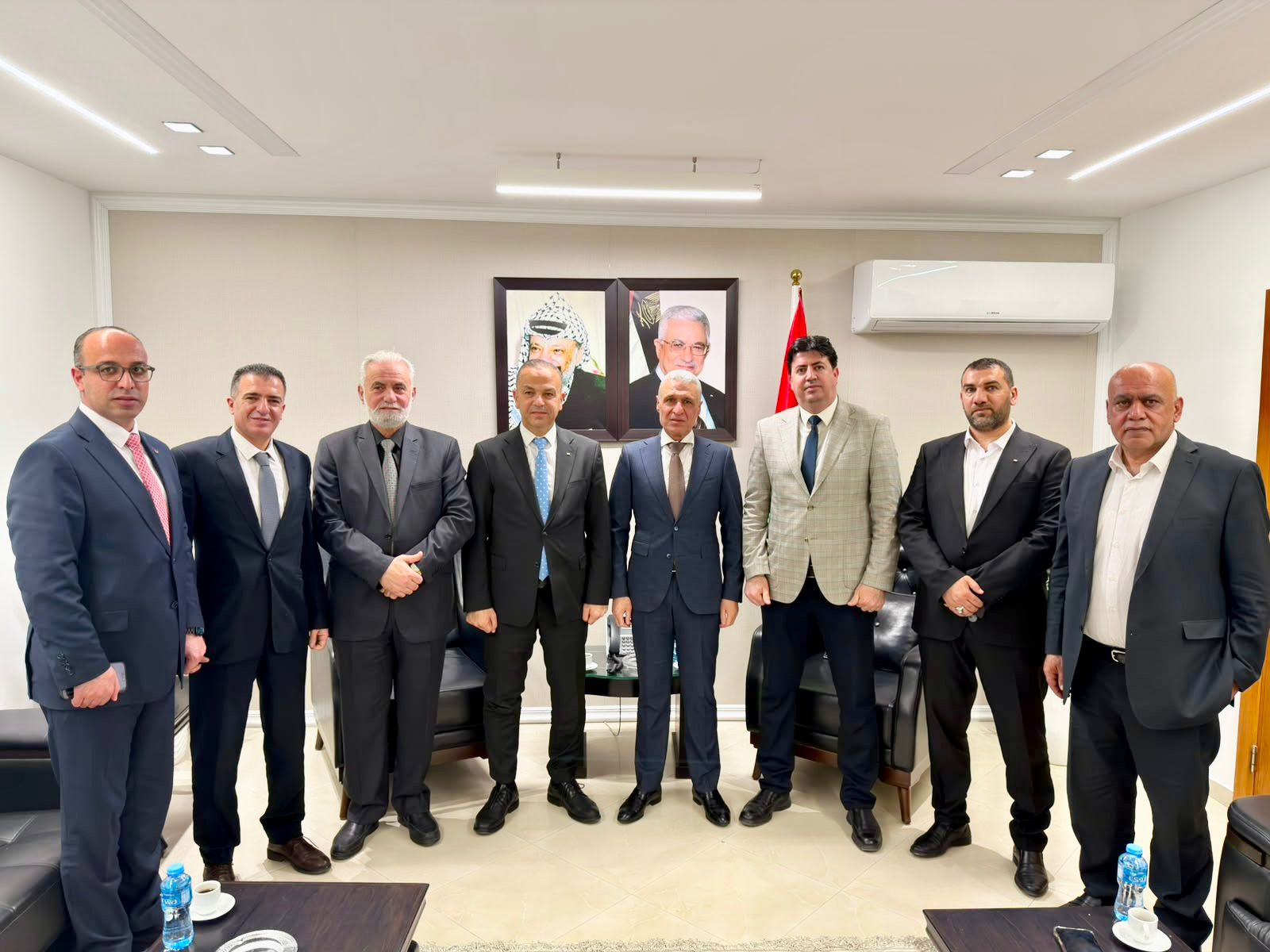 قنديل يستقبل رئيس بلدية الخليل ويؤكد تسخير الإمكانيات لدعم صمود المدينة