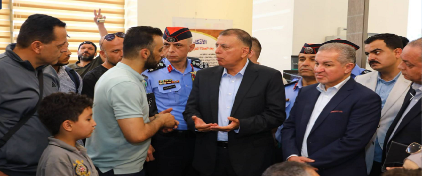 بعد شكاوى فلسطينية.. وزير الداخلية الأردني يتفقد جسر الملك حسين
