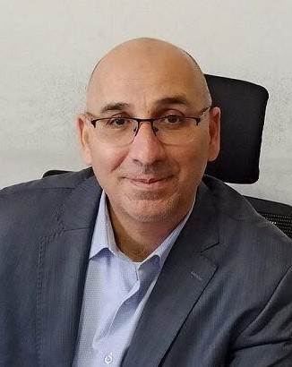 ياسر ابو بكر ينتصر بالعلم