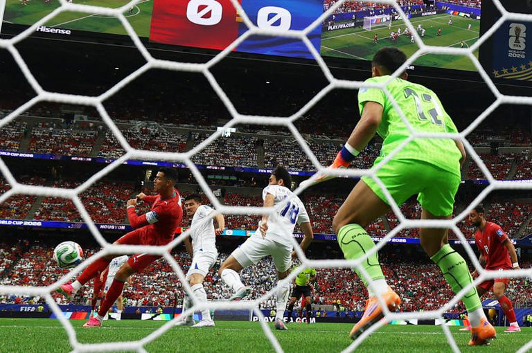 رونالدو يحطم رقما قياسيا ويقود البرتغال للفوز 5-صفر على أوزبكستان