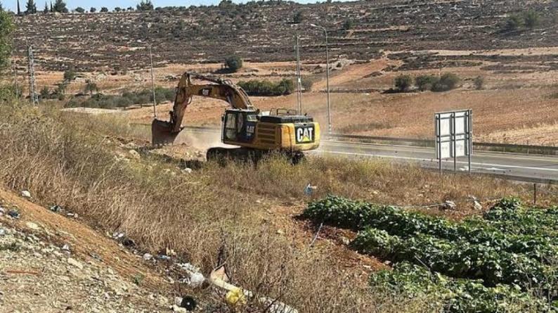 جرافات تابعة للمستوطنين تجرف أراضي المواطنين شرق رام الله