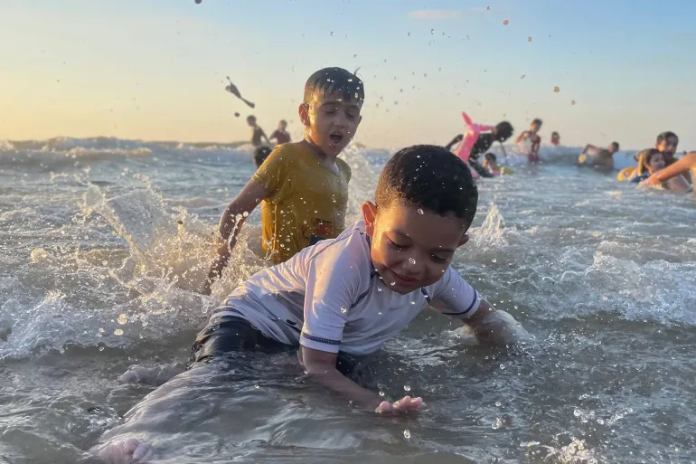 بحر غزة.. منقذون بلا معدات في أخطر المهمات