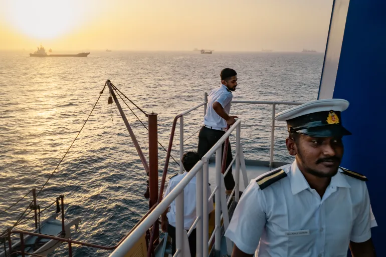 قذائف وممرات ملغومة.. هذا ما نعرفه عن التصعيد الأخير في مضيق هرمز