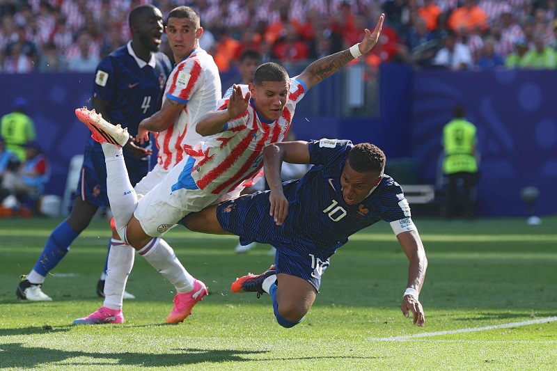 ديشامب: طلبت من اللاعبين حماية مبابي