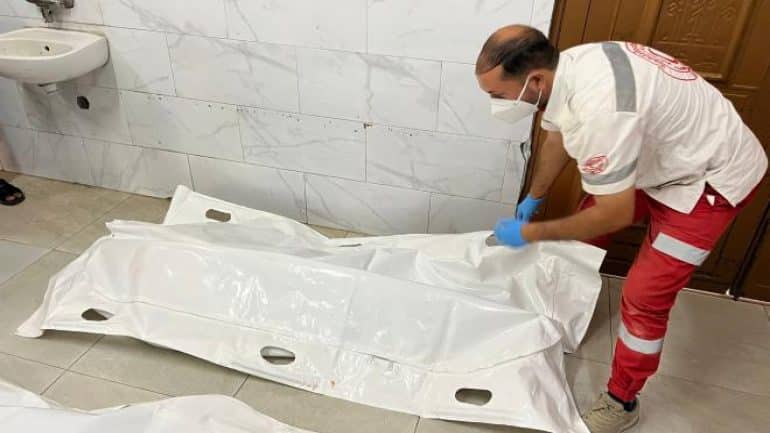 استشهاد 4 أفراد من عائلة واحدة في قصف منزل بدير البلح
