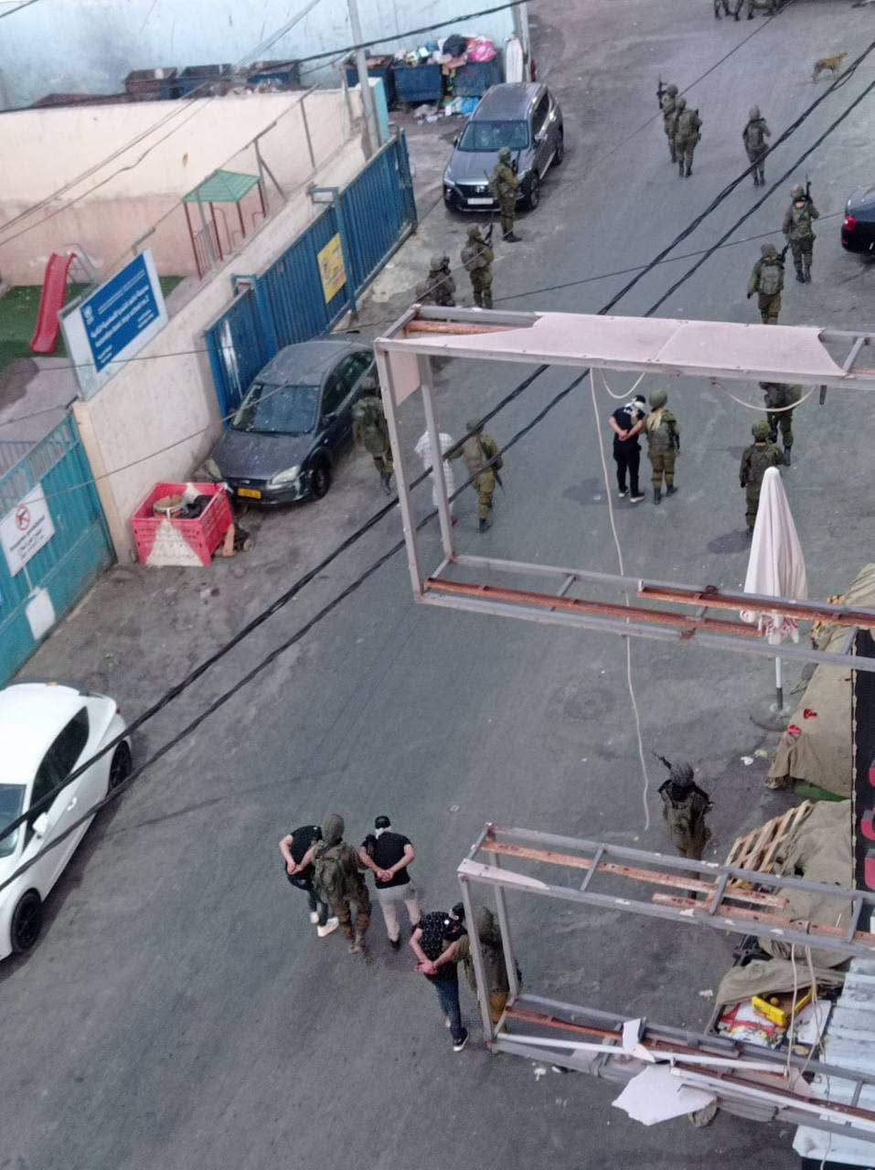 الاحتلال يقتحم مخيم قلنديا ويحوّل مقر اللجنة الشعبية إلى مركز تحقيق