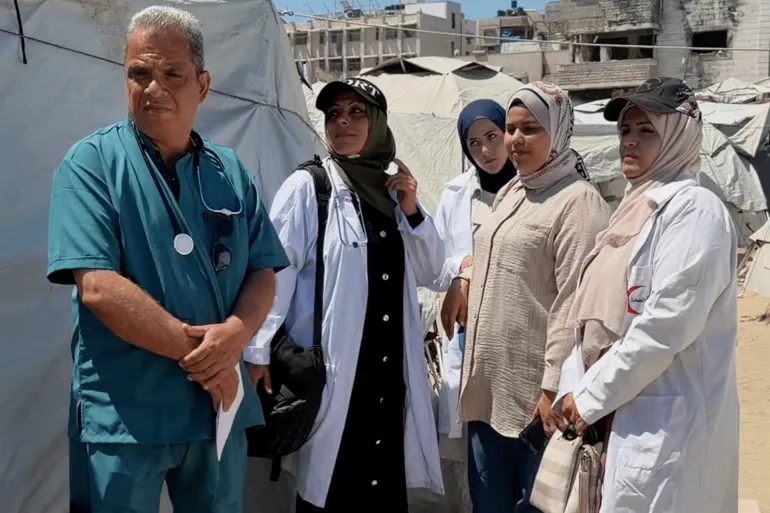 فريق طبي تطوعي يصل المرضى في خيام النزوح بغزة