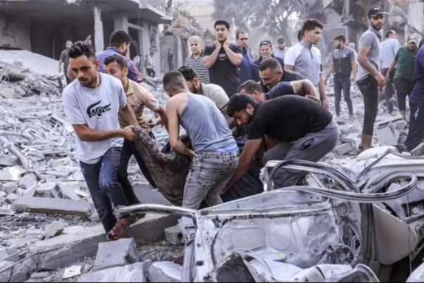 انتشال جثماني شهيدين من حي الزيتون شرق مدينة غزة