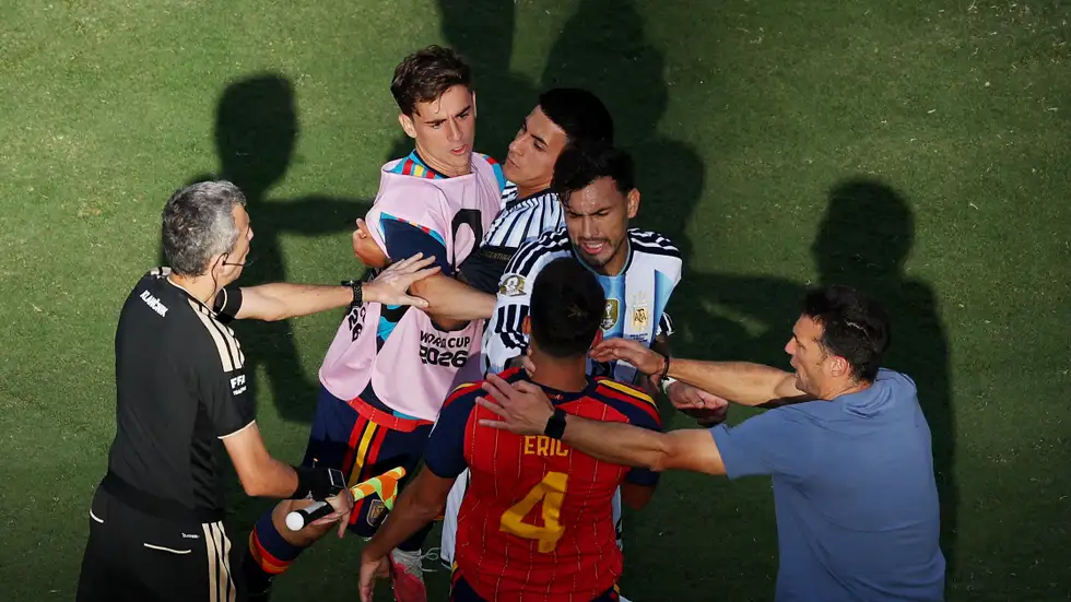 لاعب الأرجنتين يعتدي بعنف على ثنائي إسبانيا عقب صافرة النهائي