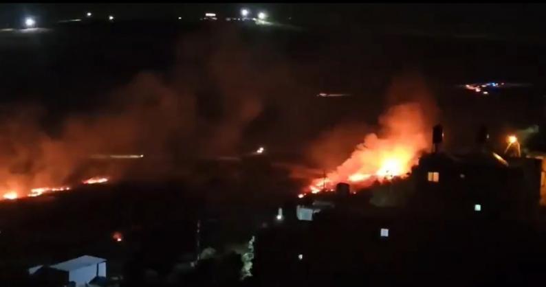 مستوطنون يحرقون منزلاً وأراضي زراعية في جالود وسط مواجهات