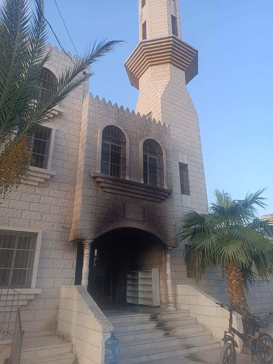 مستعمرون يحرقون مساجد بطولكرم ونابلس