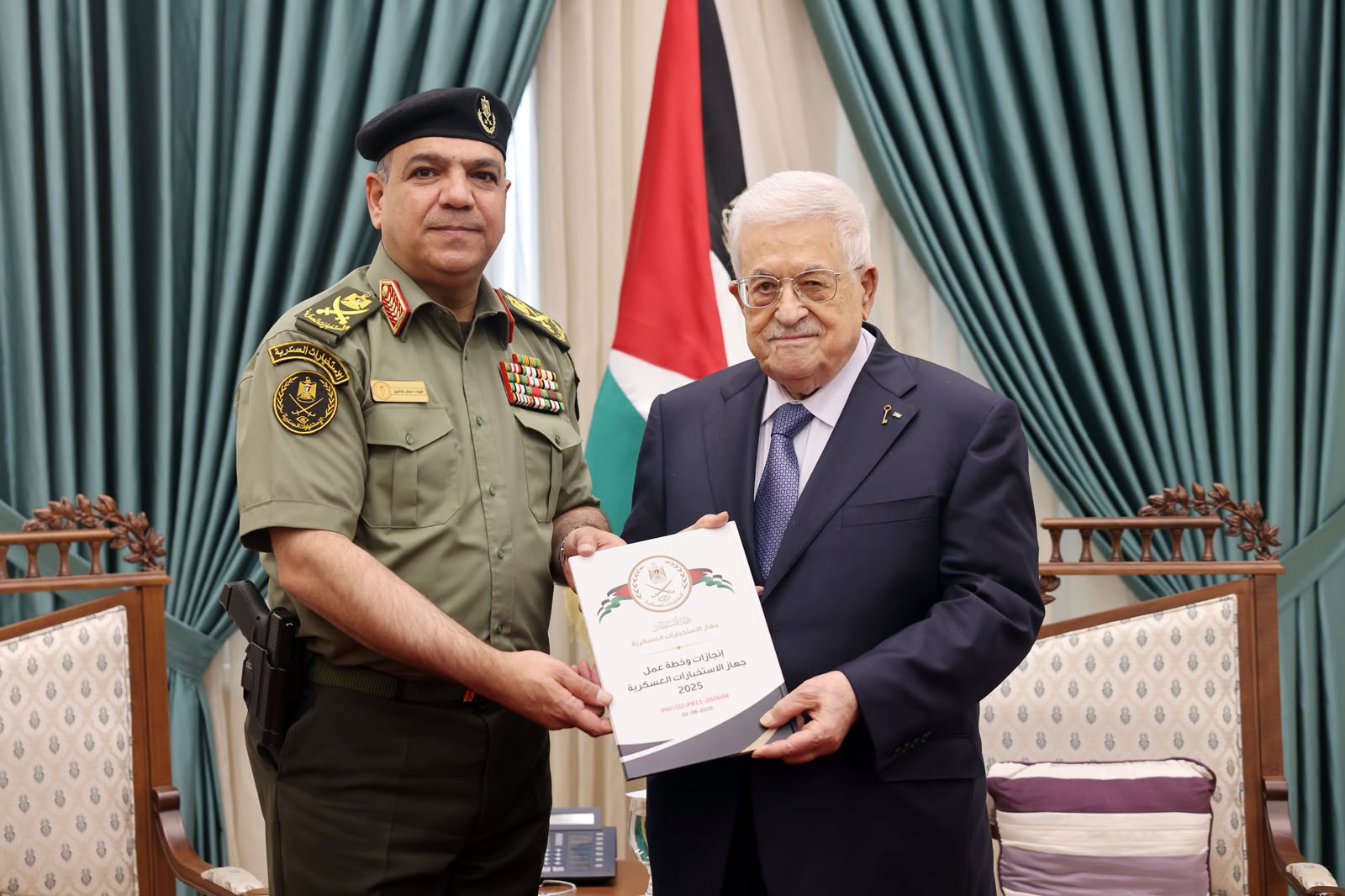 الرئيس يتسلم التقرير السنوي لجهاز الاستخبارات العامة ويشيد بجهود منتسبيه في صون الأمن وسيادة القانون 