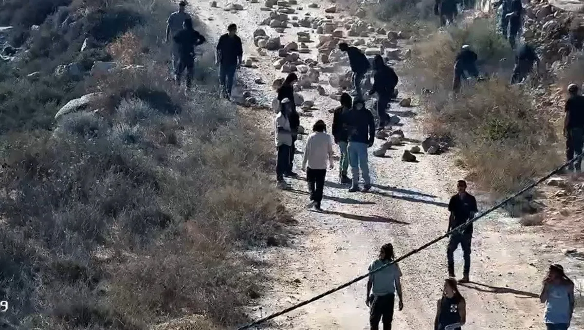 قصرة تواجه تغول المستعمرين وسيطرة عسكرية على المنازل