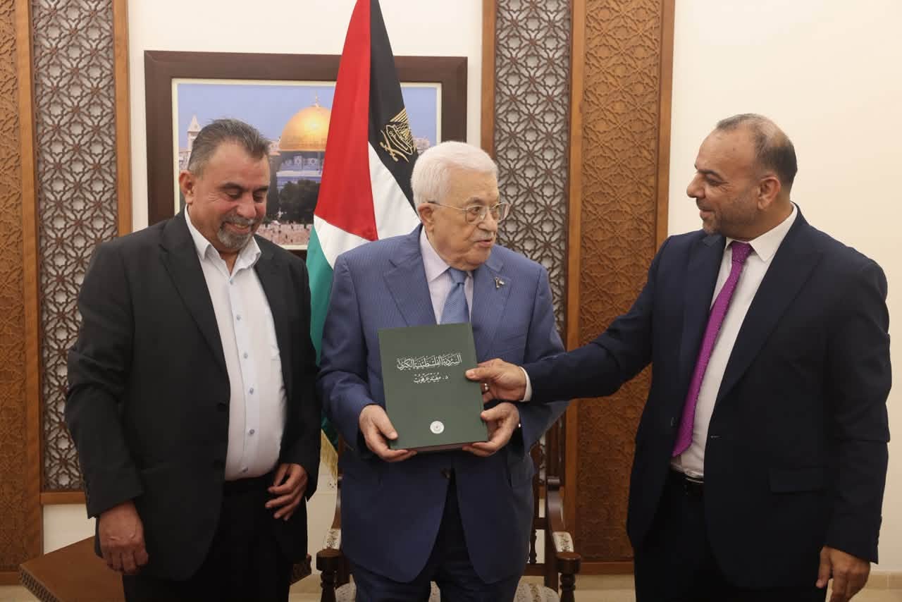 الرئيس يتسلم النسخة الأولى من كتاب السردية الفلسطينية الكبرى للكاتب والباحث عرقوب
