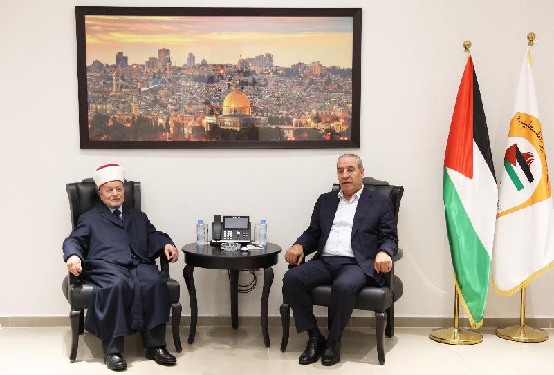 الشيخ يبحث مع المفتي العام التطورات بالأقصى