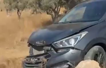 مستعمرون إرهابيون يصدمون مركبة قرب قرية المغير برام الله