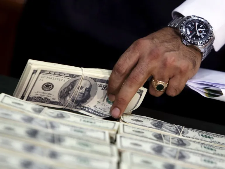 الدولار يتعرض لضغوط مع تقييم الأسواق لتوسيع عقوبات إيران