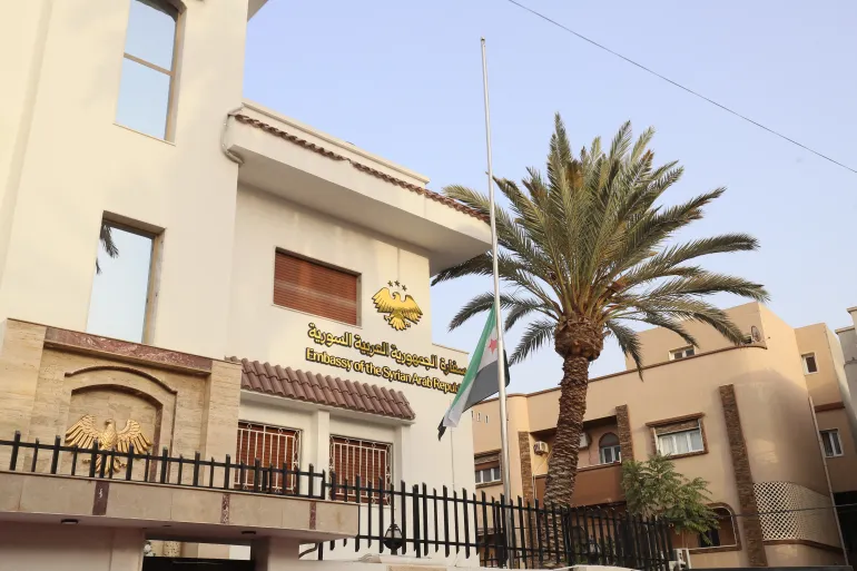 دبلوماسية الثورة.. العلم السوري يرفرف مجددا في ليبيا بعد 14 عاما