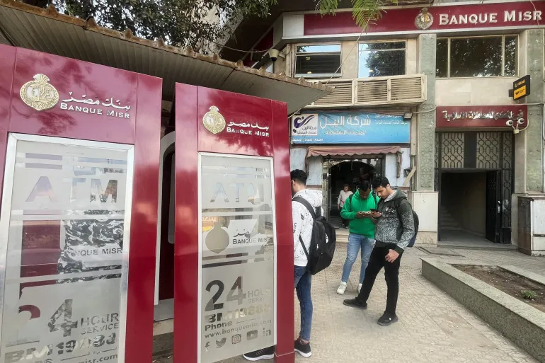 هل تتأثر ودائع وتحويلات المصريين بالتحرك الأمريكي ضد "بنك مصر" في الإمارات؟