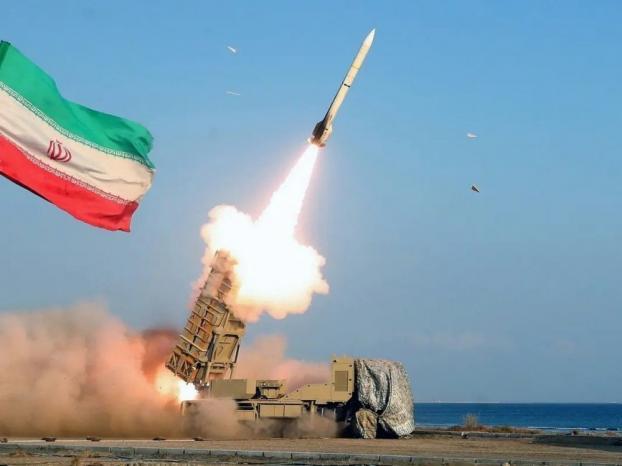 إيران تستهدف قواعد أمريكية بالأردن والإمارات رداً على قصف جزيرة خرج