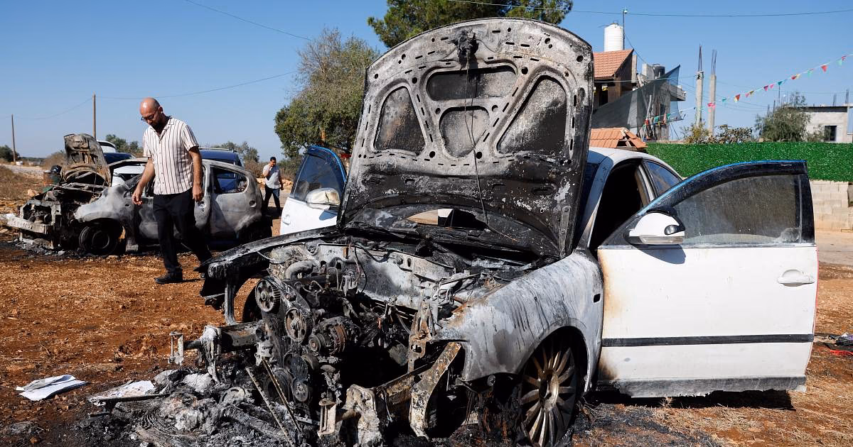 الاحتلال يهدم منزلاً في والمستوطنون يحرقون مركبات