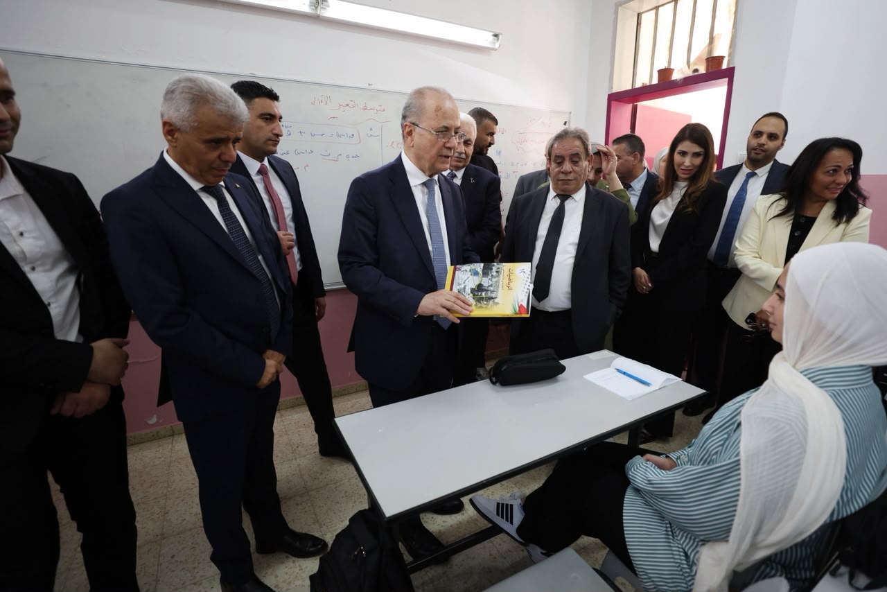 رئيس الوزراء يتفقد مدرسة بنات العبيات