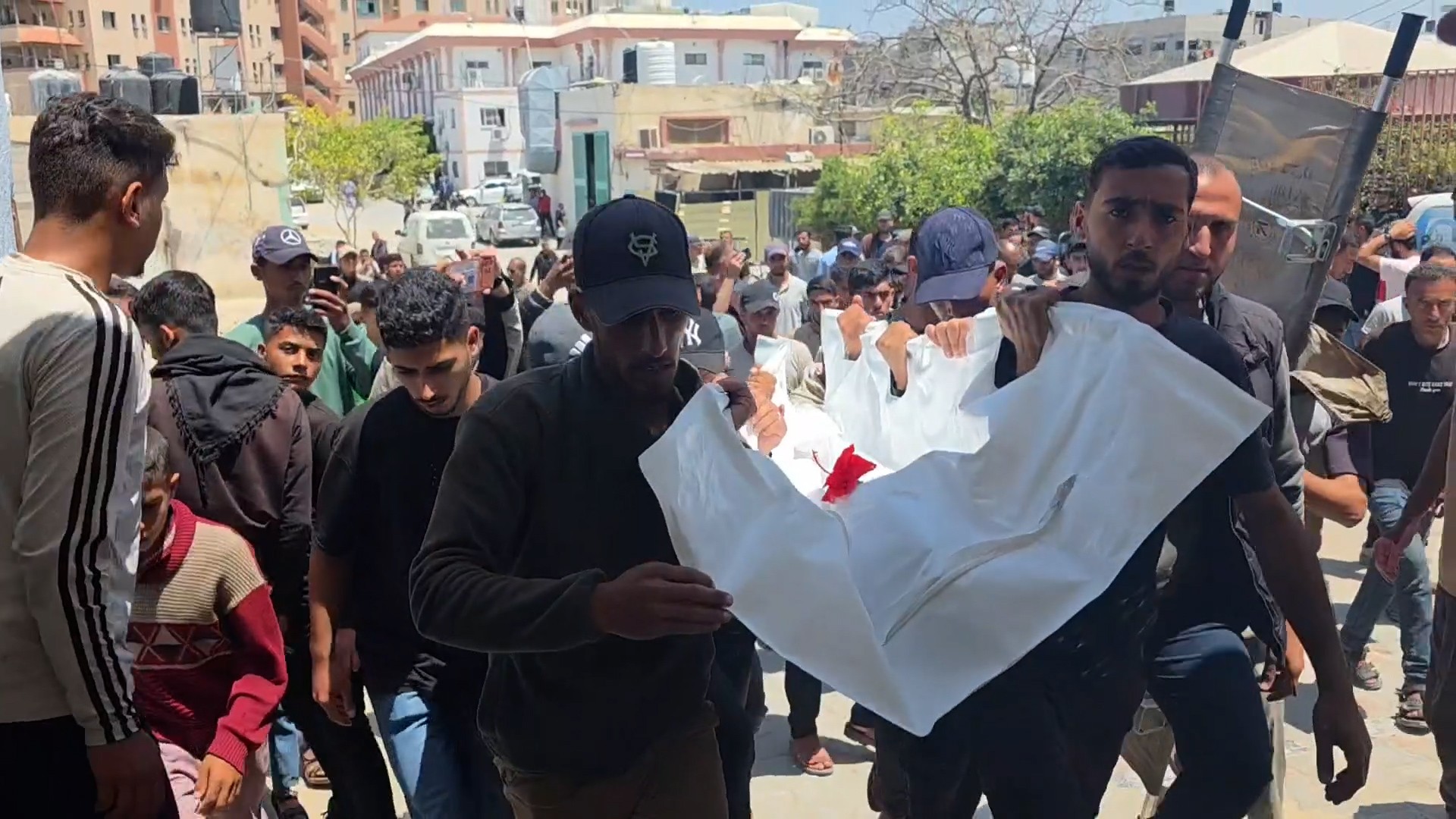 شهيدان بينهما طفل في قصف الاحتلال عدة مناطق بقطاع غزة