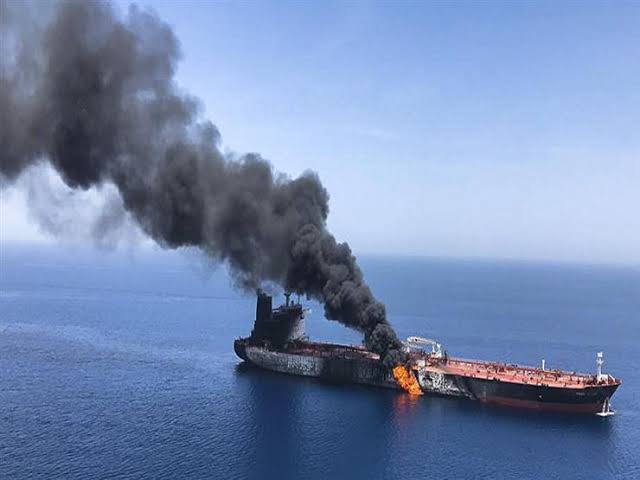 استهداف سفينة تجارية بقذيفة في مضيق هرمز والغموض يلف مصير الطاقم