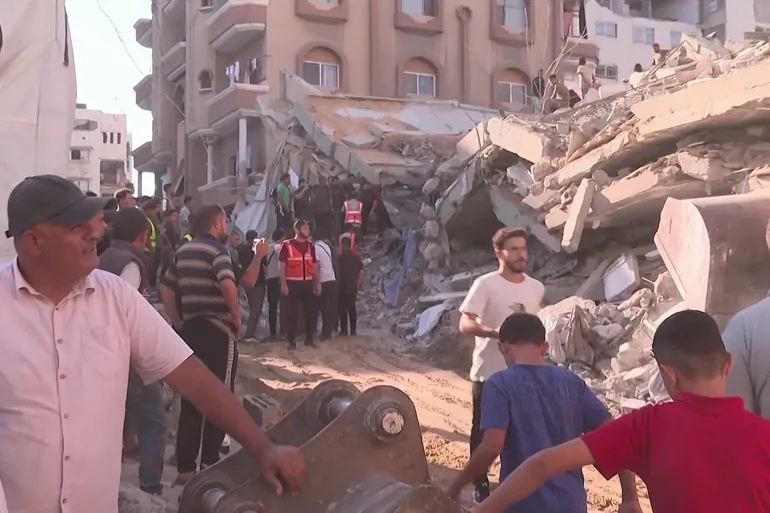 11 شهيداً وفقدان العشرات إثر انهيار عمارة سكنية تؤوي نازحين غربي مدينة غزة