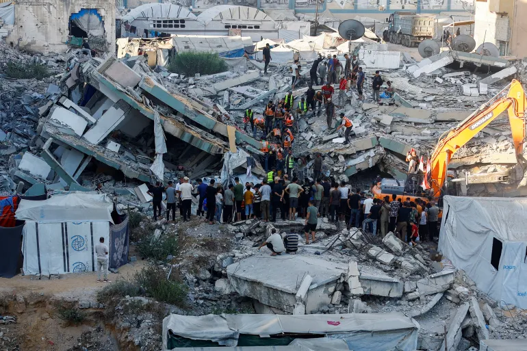 16 شهيداً وعشرات المفقودين إثر انهيار عمارة سكنية تؤوي نازحين غربي غزة