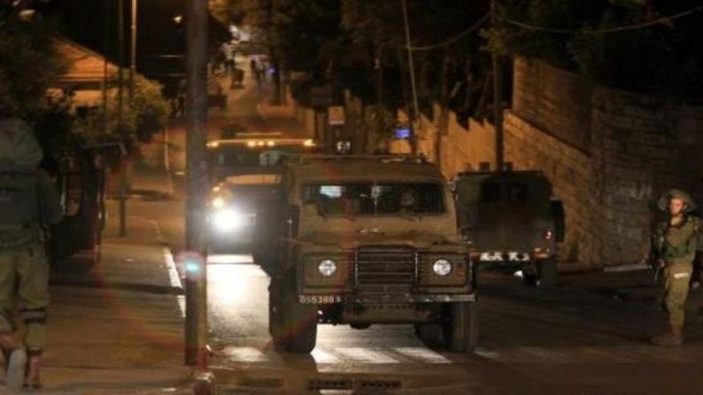 نابلس: الاحتلال يقتحم مخيم العين ويطالب الأهالي بإخلاء منازلهم